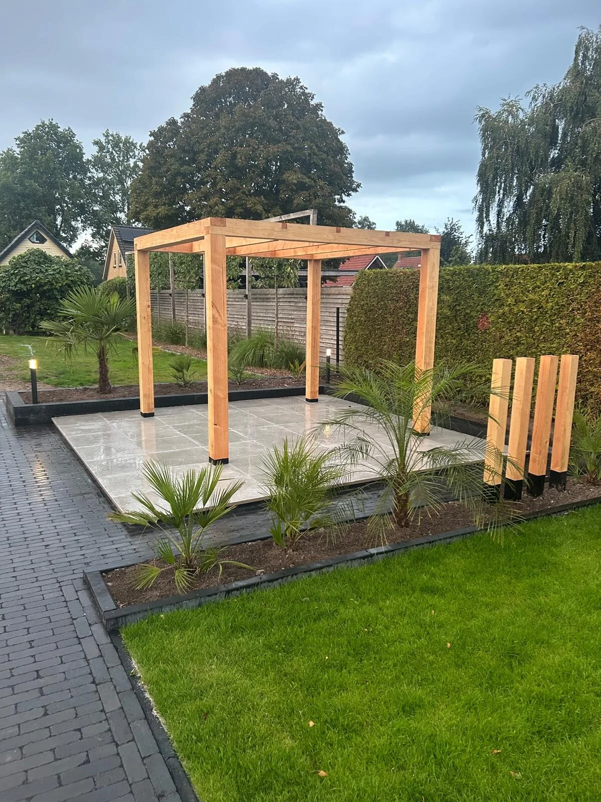 Hardhouten pergola met palmen
