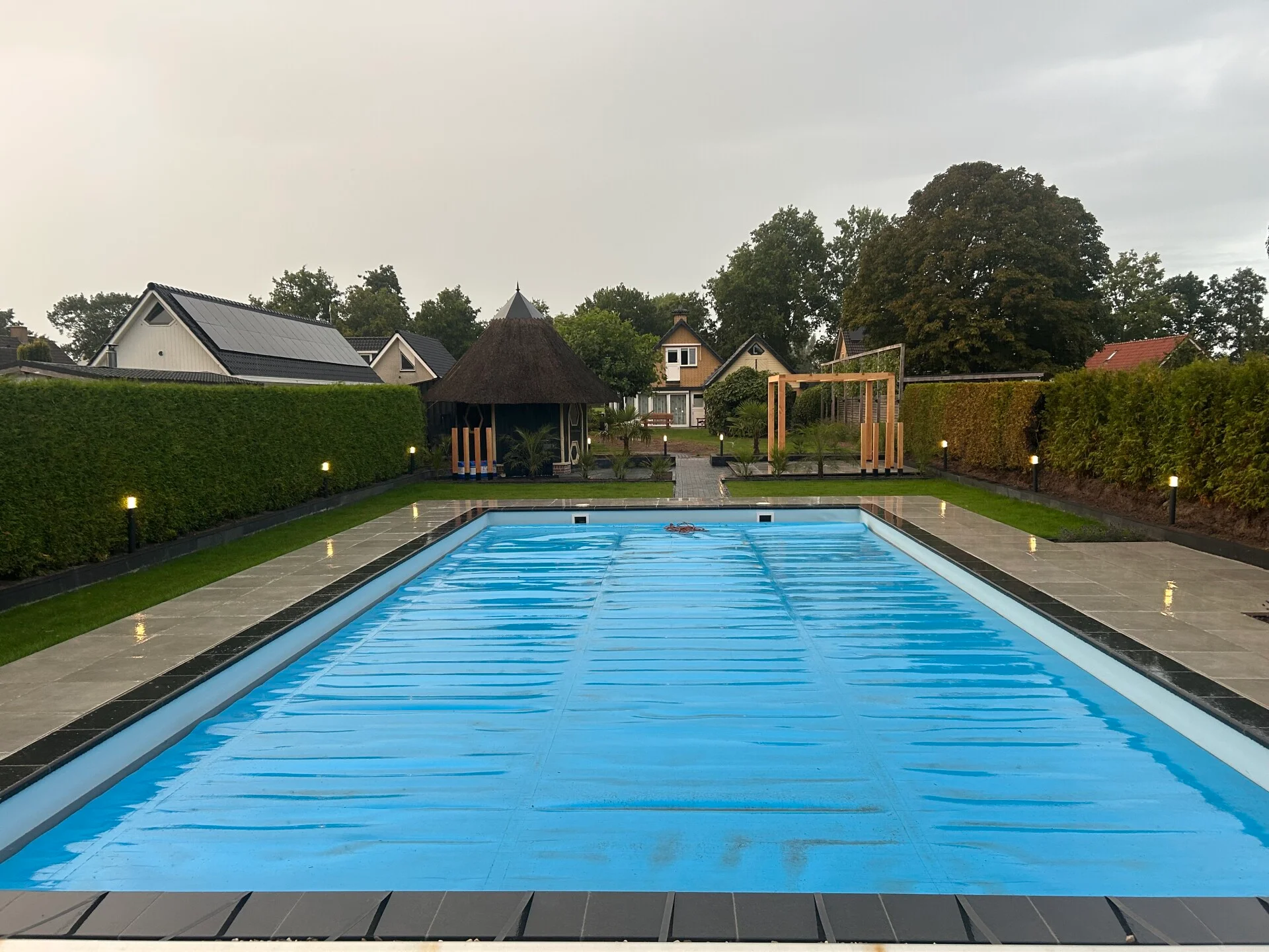 Moderne loungetuin met zwembad