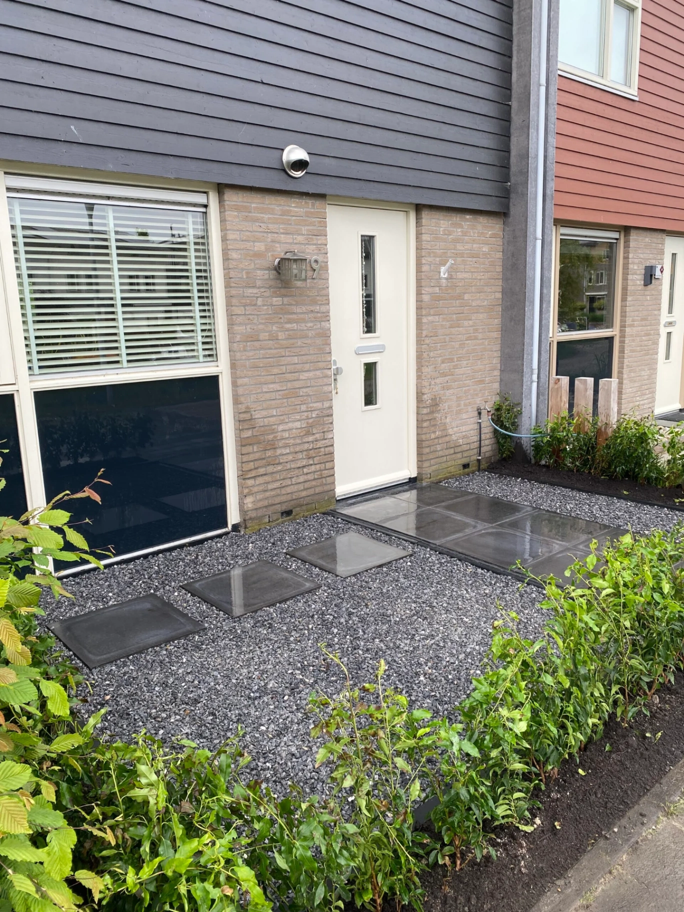 Strakke voortuin met grind en tegels